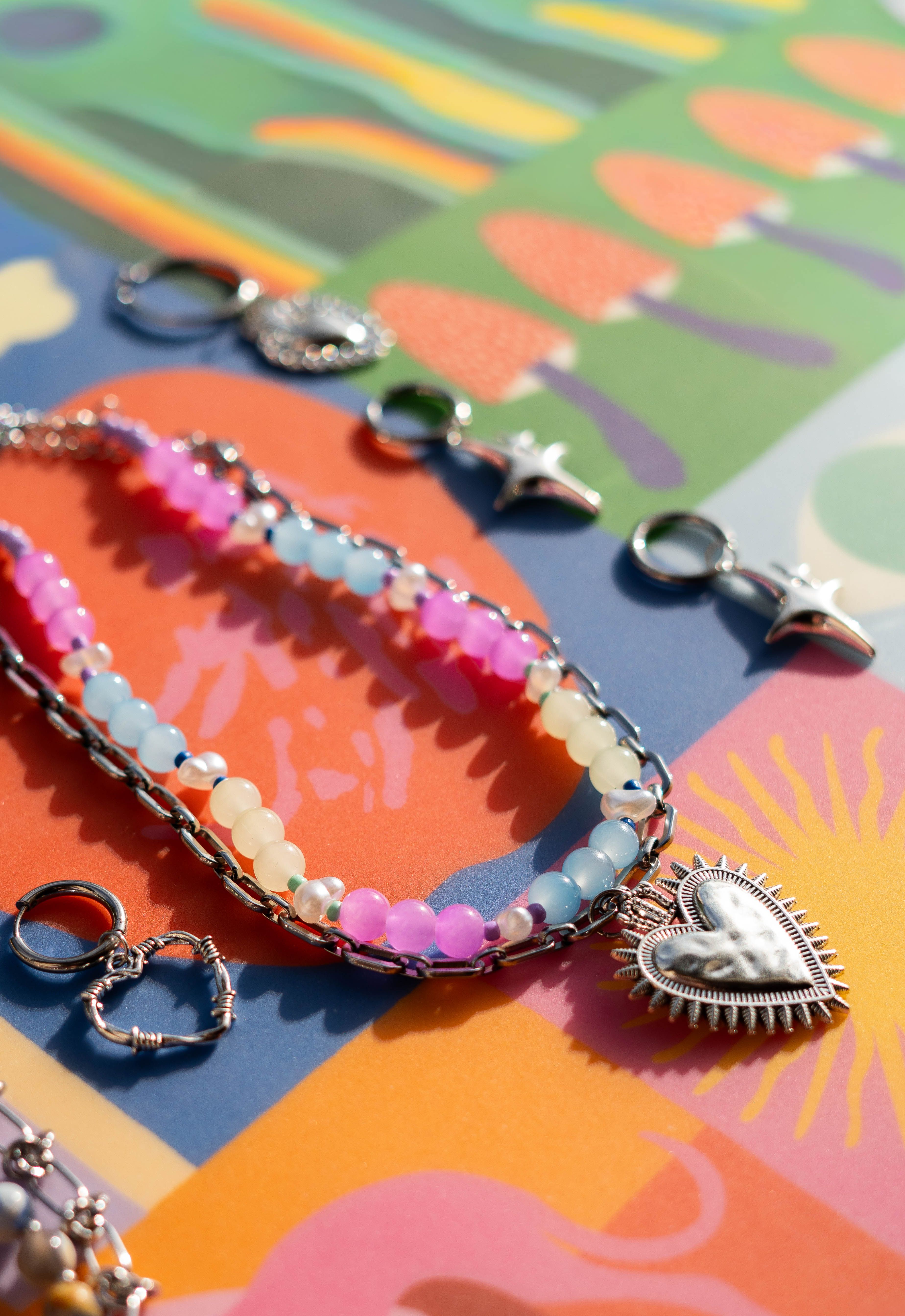 collar de cuentas de tres colores