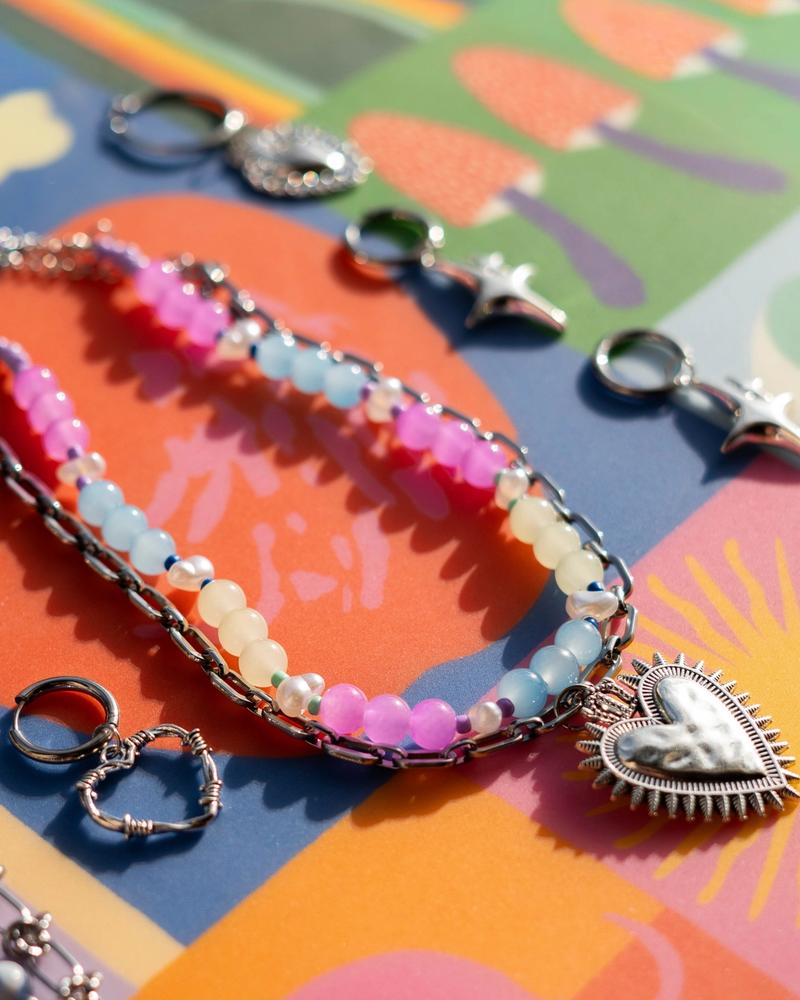 collar de cuentas de tres colores