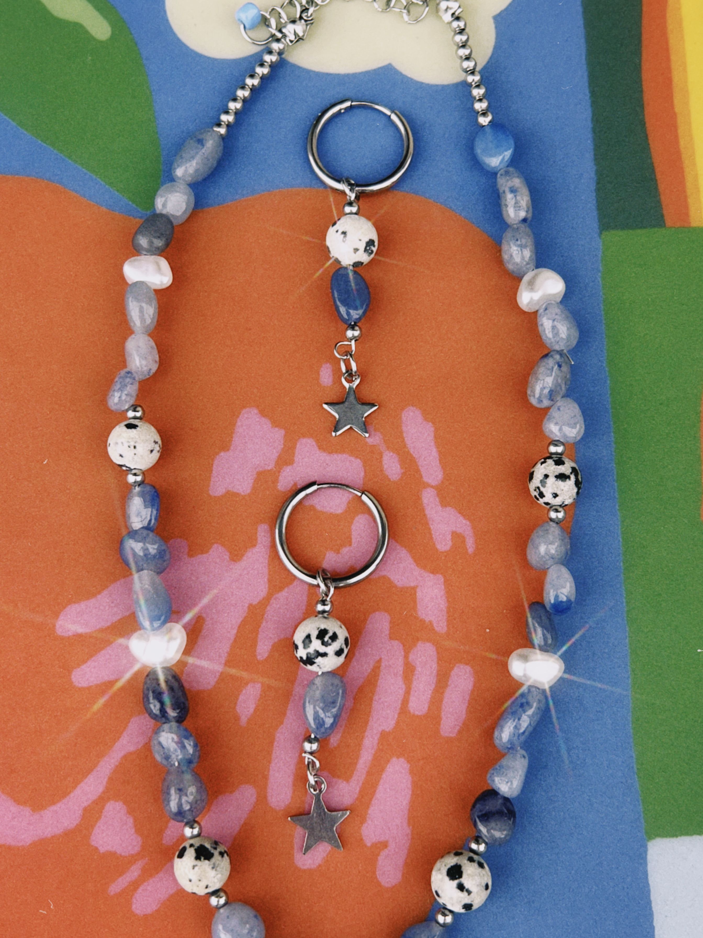 pendientes de acero y piedras naturales