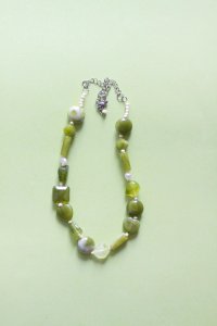 collar de piedras y cuentas en verde con cadena de acero inoxidable
