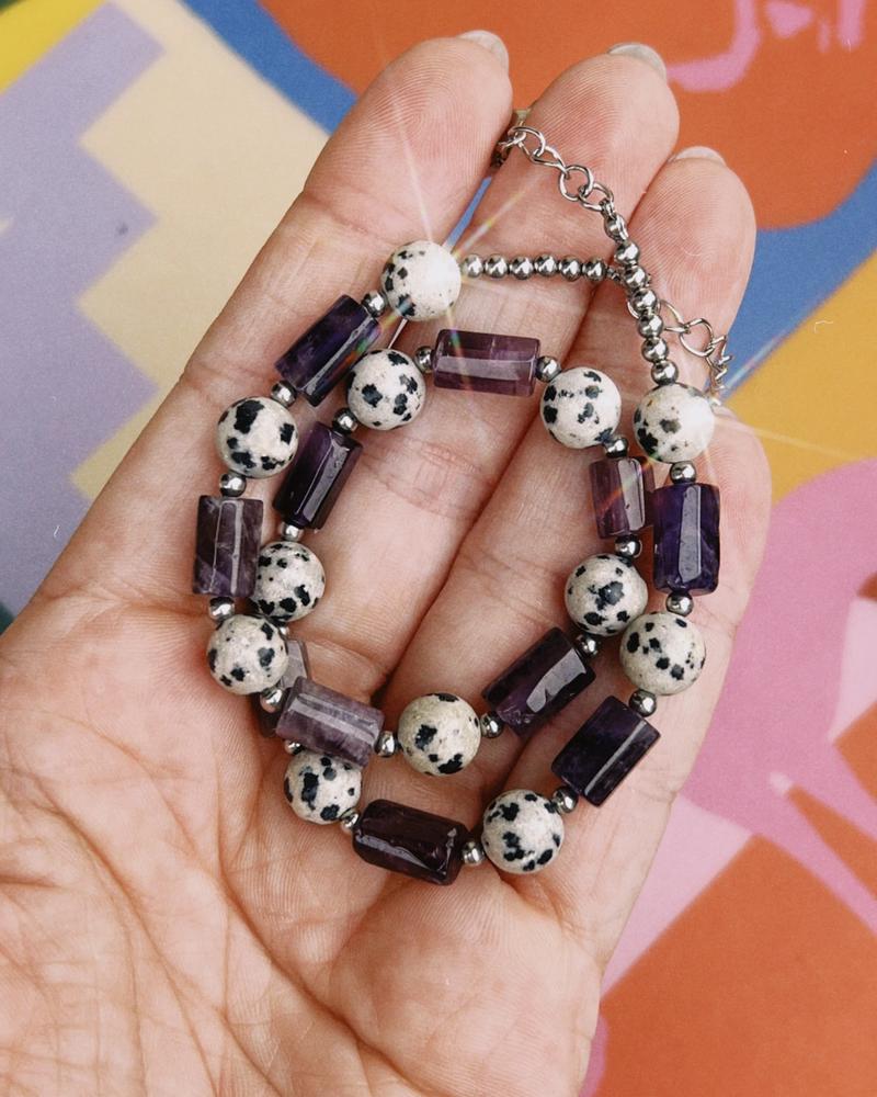 collar de piedras y acero inoxidable