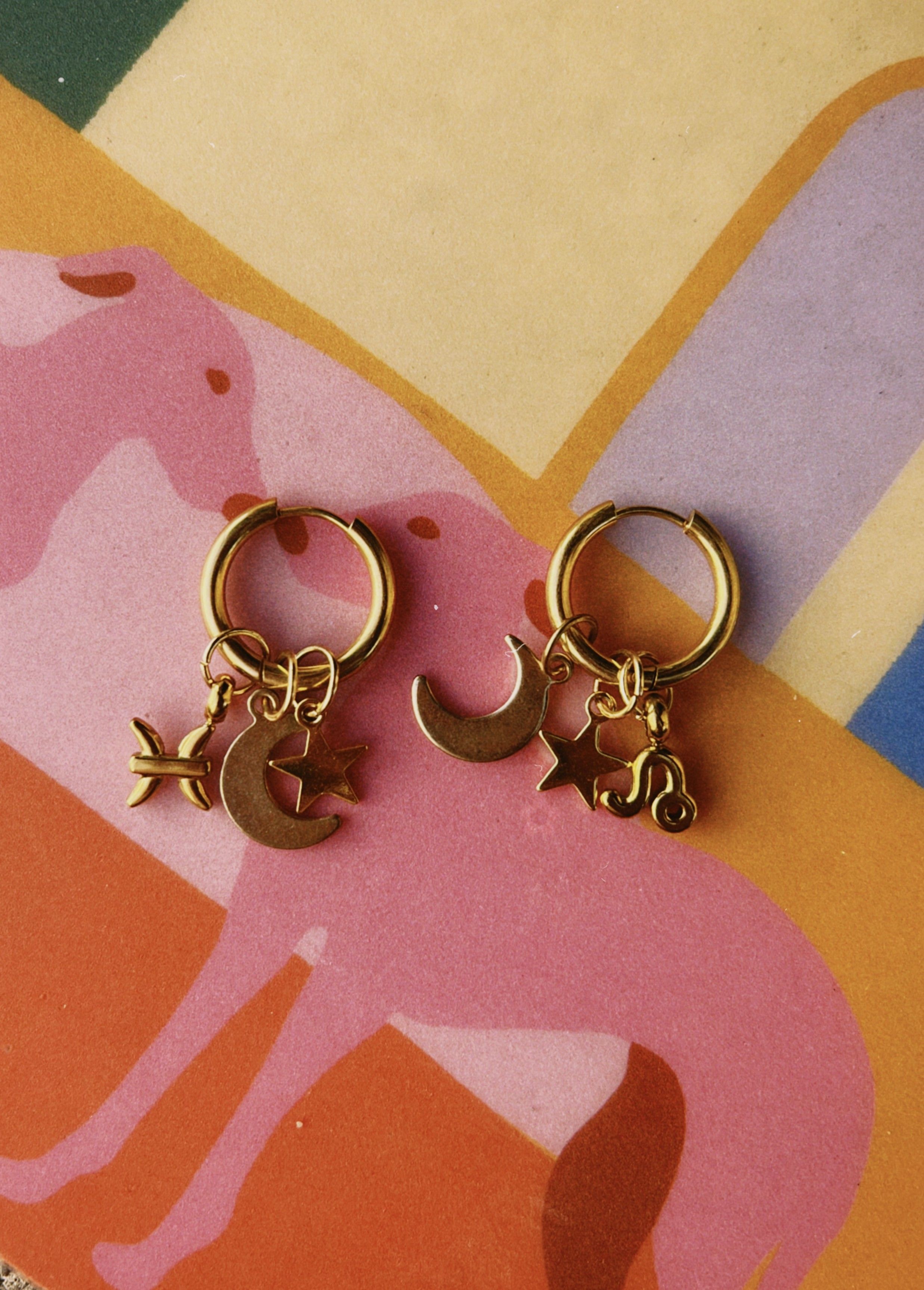 Pendientes dorados de acero inoxidable con dijes dorados