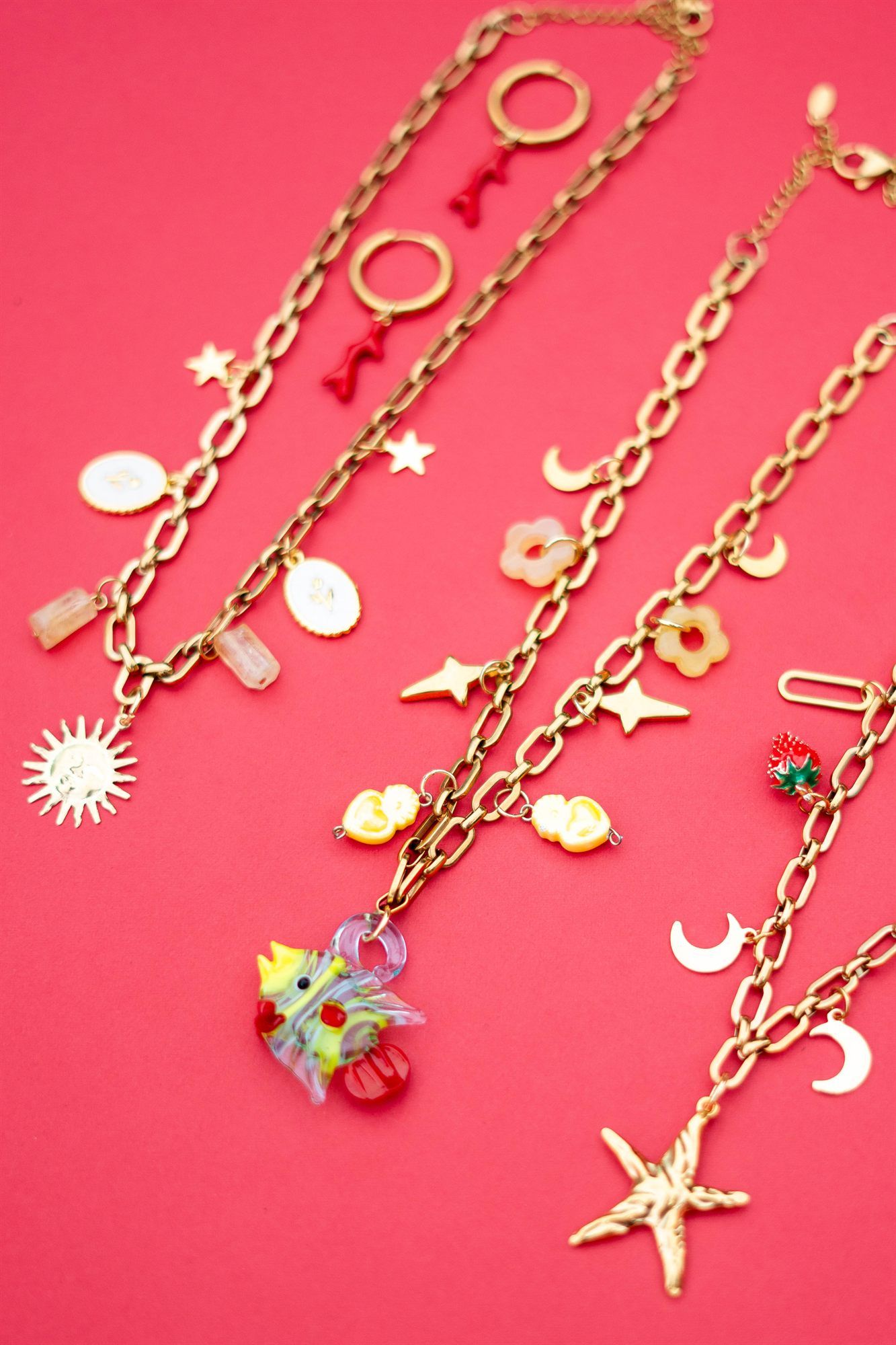 Collar de cadena de acero quirúrgico dorado con charms de pez de vidrio, estrellas y flores amarillas