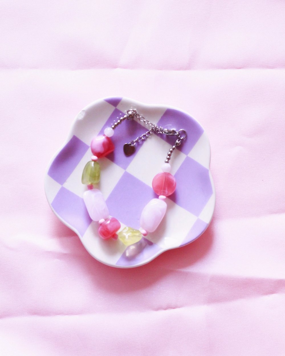 pulsera de cuentas de plástico en tonos rosa y fucsia con cadena de acero inoxidable