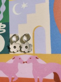 Pendientes plateados de acero inoxidable con dije de flor de acero 