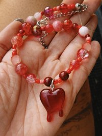 collar de piedras en tonos rojos con cadena de acero inoxidable