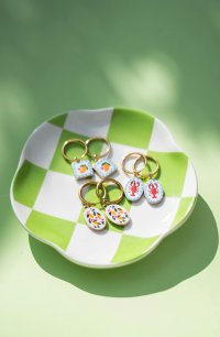 Pendientes dorados con dije limonero