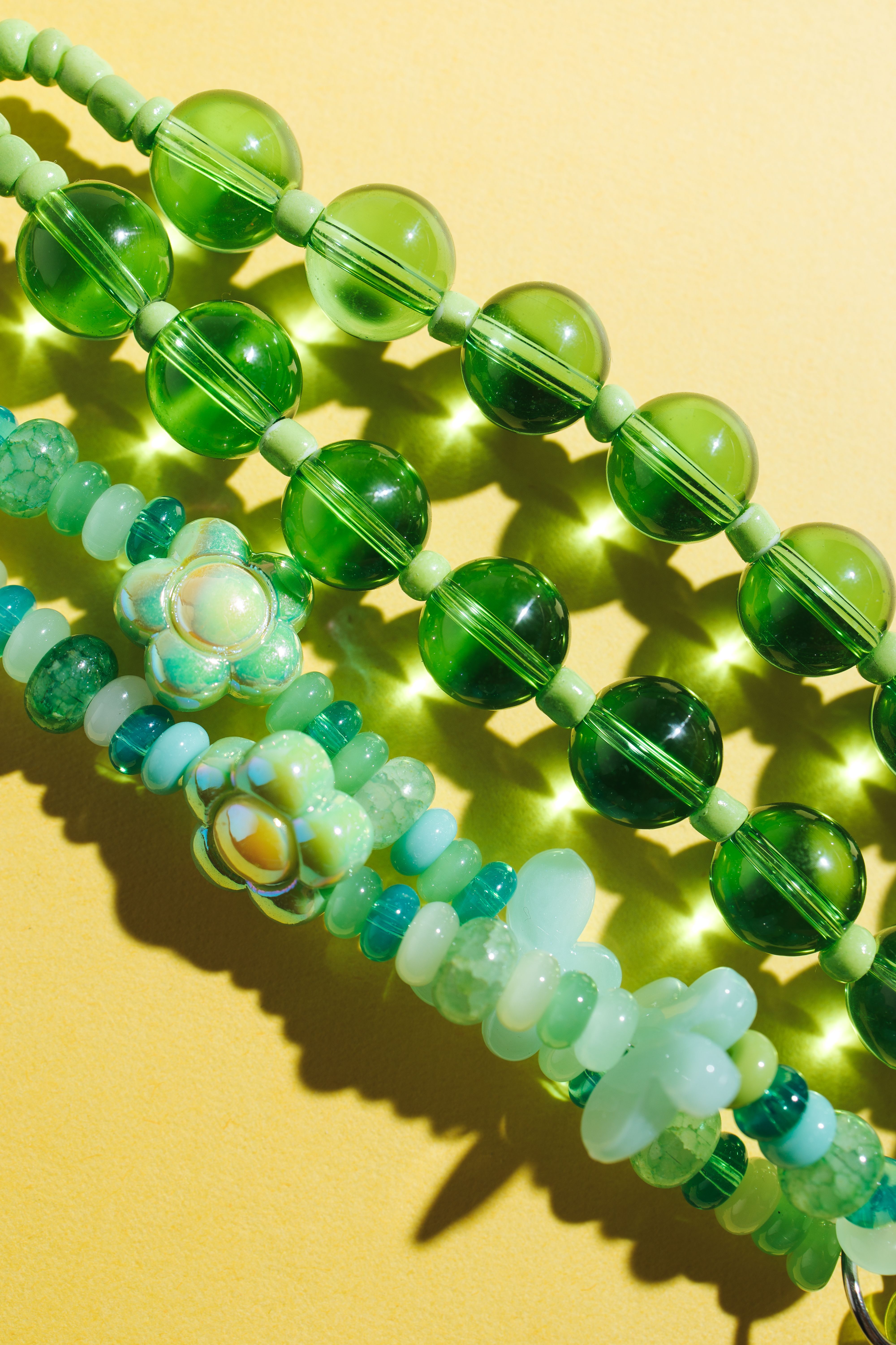 Collar de piedras verdes y dije de vidrio