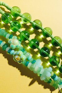 Collar de piedras verdes y dije de vidrio