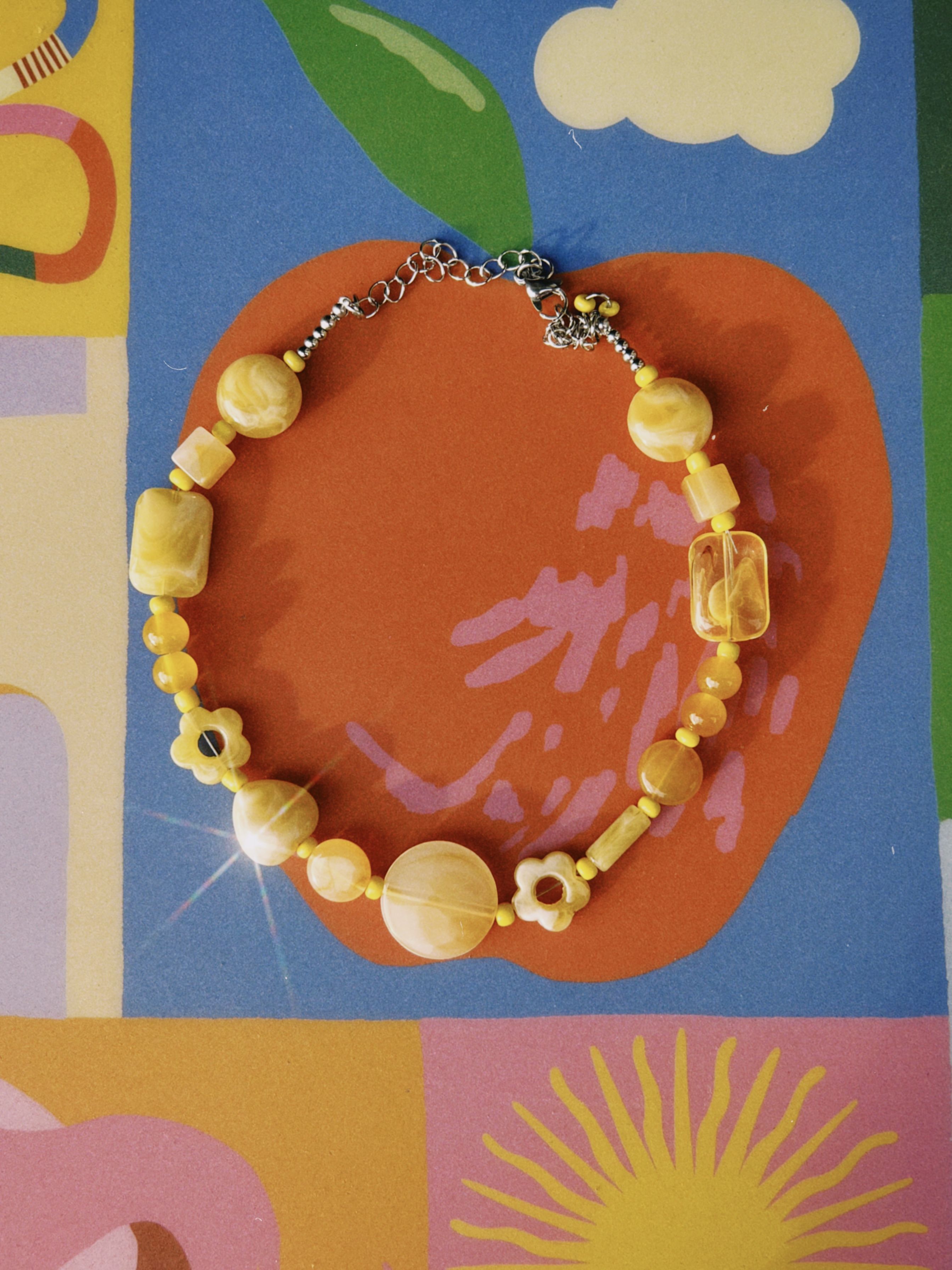 collar de piedras y cuentas en amarillo con cadena de acero inoxidable