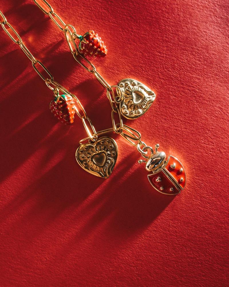 Collar dorado de fresas y mariquita todo full dorado y rojo