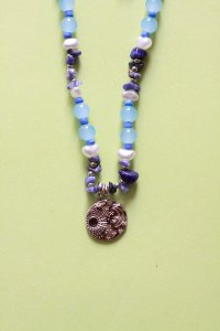 collar de piedras azules y cadena y dijes de acero inoxidable