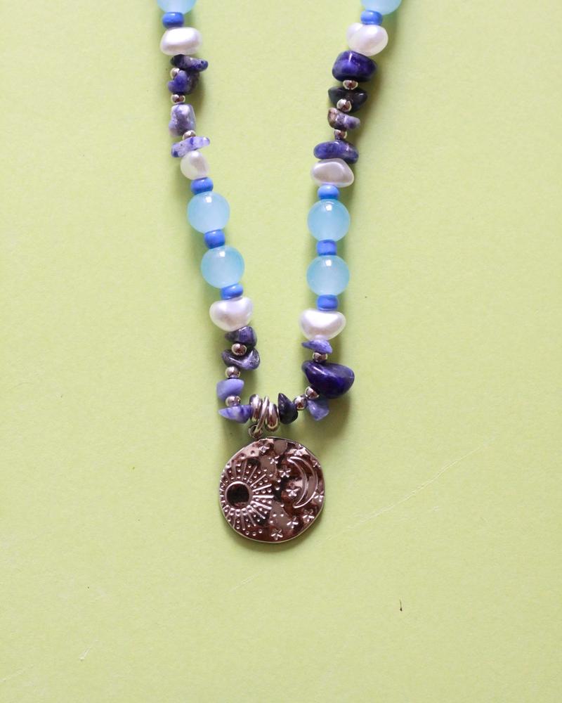 collar de piedras azules y cadena y dijes de acero inoxidable