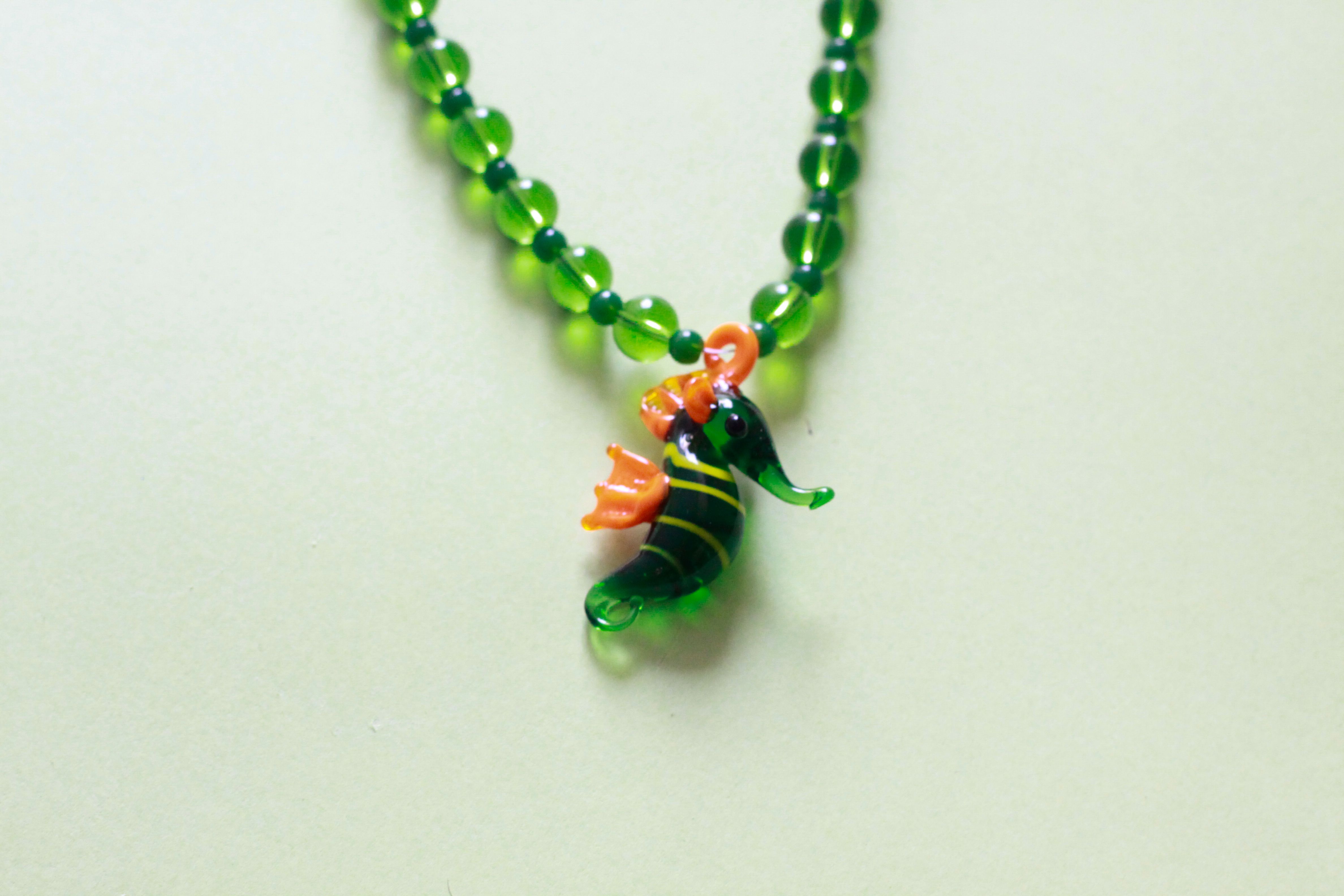 Collar de piedras verdes y dije de vidrio