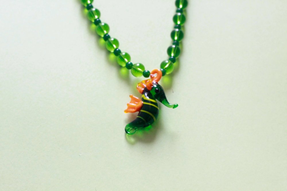 Collar de piedras verdes y dije de vidrio