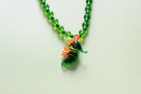 Collar de piedras verdes y dije de vidrio