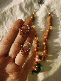 pack de collar con dije de vidrio soplado y pendientes de acero y piedras, super artesanal y únicos