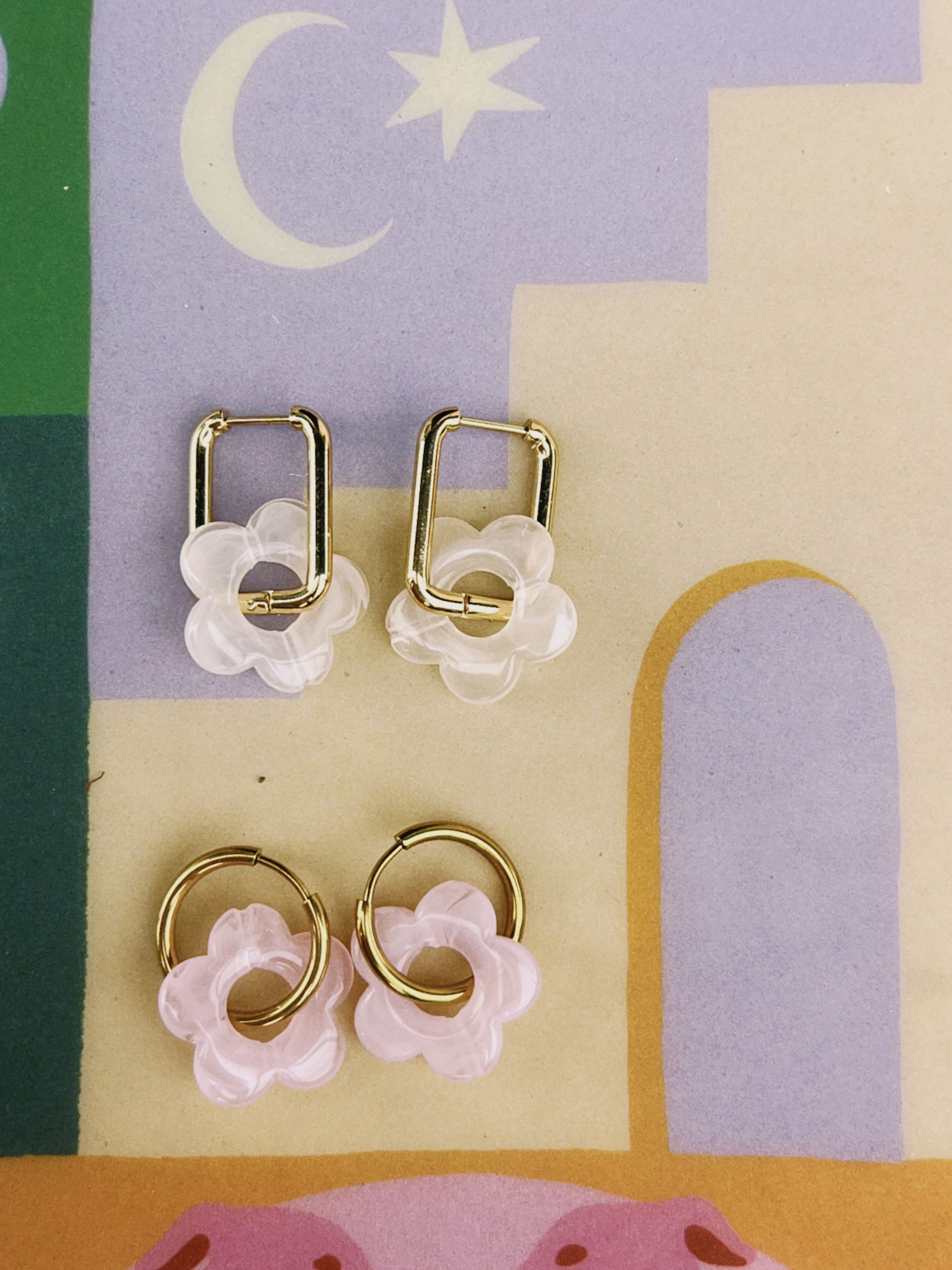 Pendientes plateados de acero inoxidable con dije de flor 
