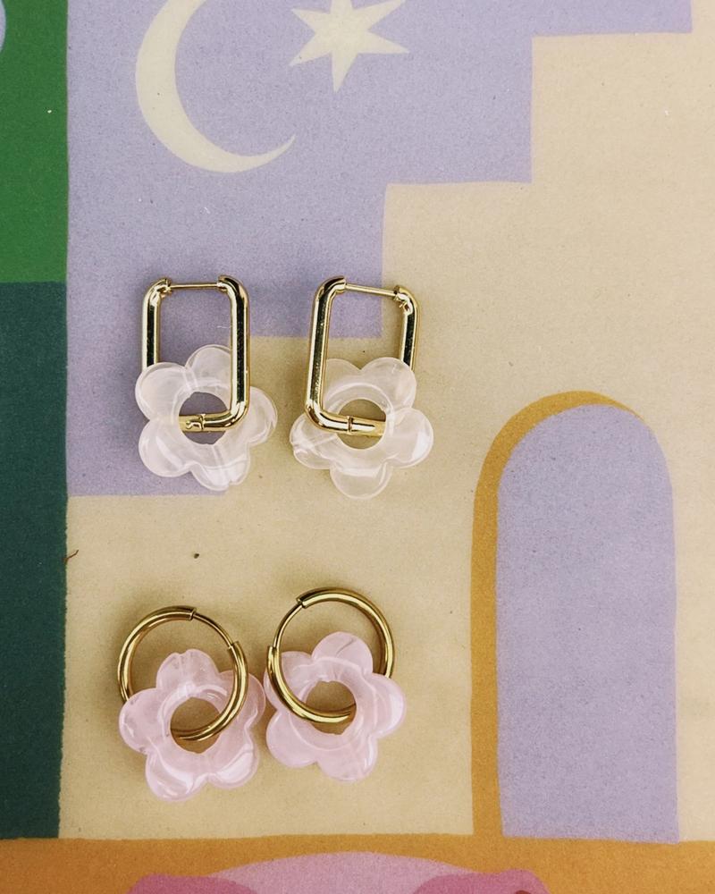 Pendientes plateados de acero inoxidable con dije de flor