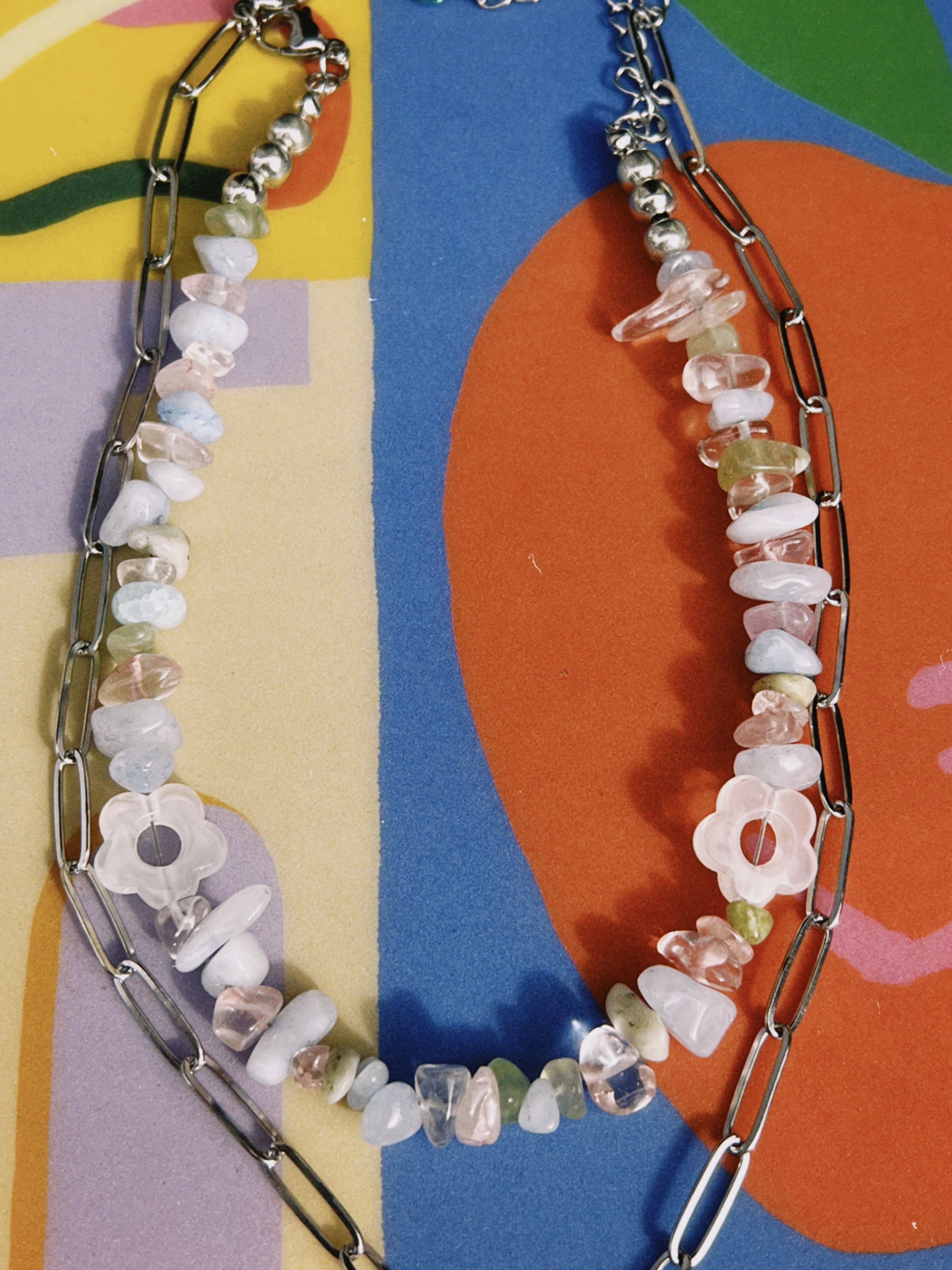 collar de piedras naturales y terminaciones en acero inoxidable