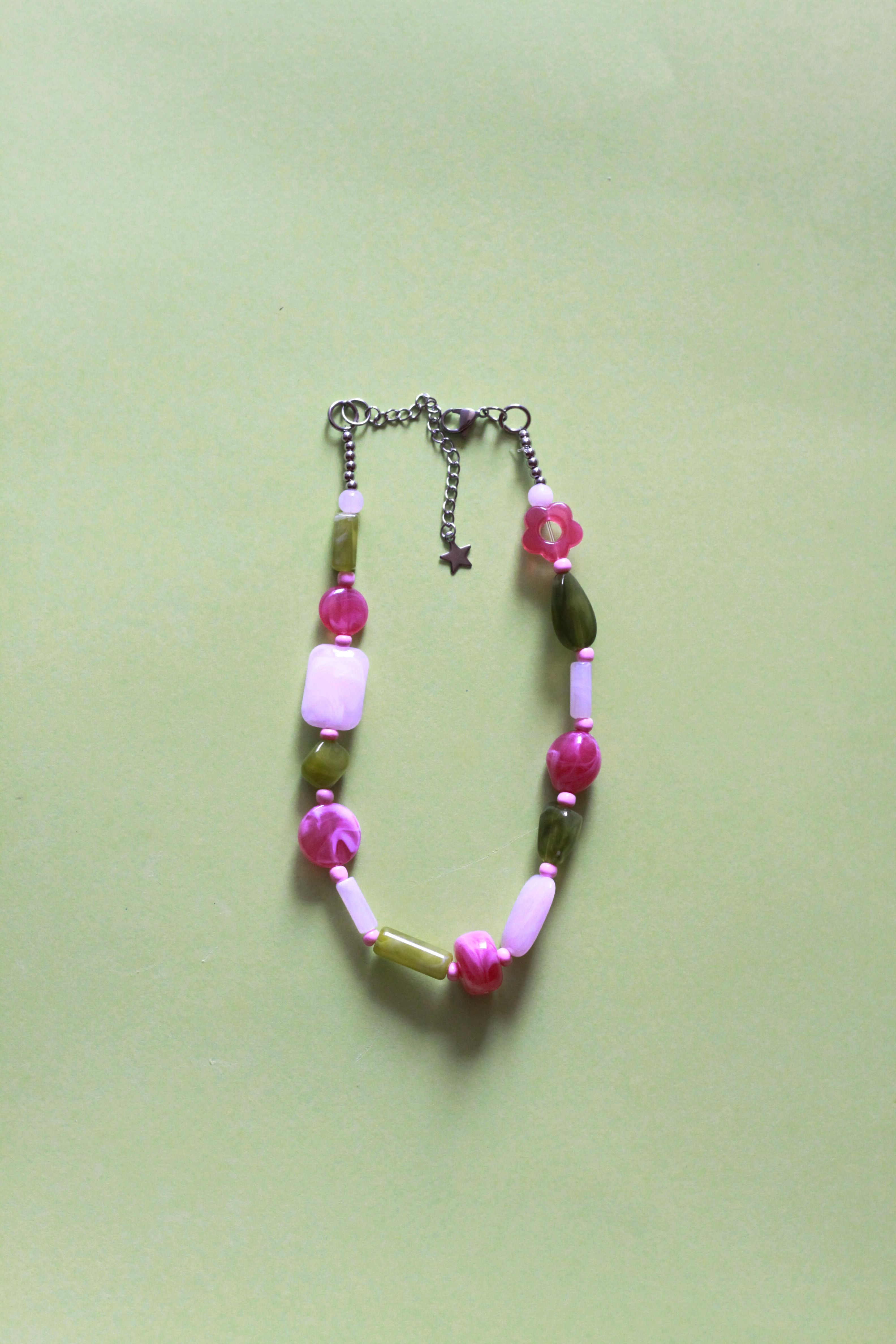 collar de cuentas de tres colores y cadena de acero