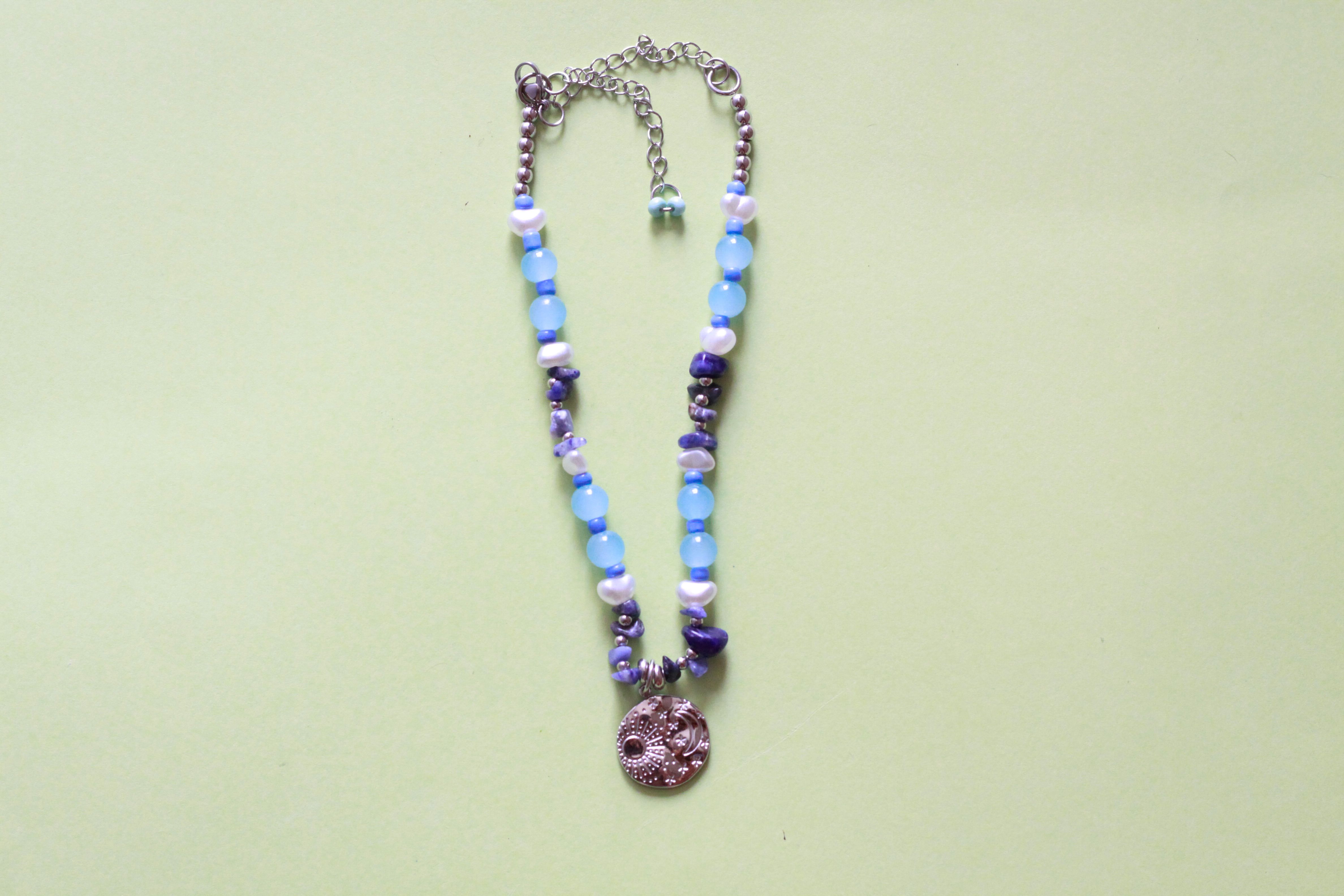 collar de piedras azules y cadena y dijes de acero inoxidable