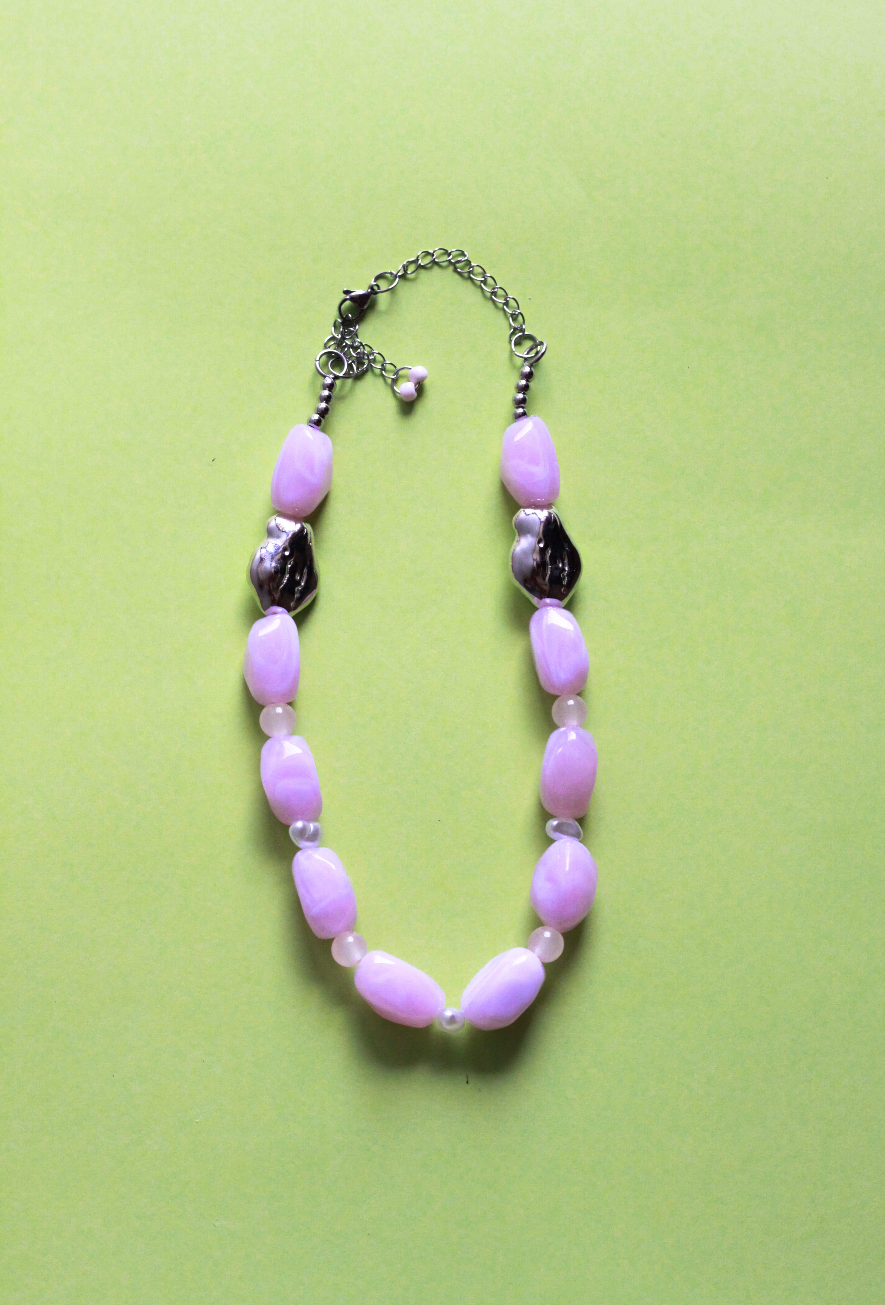 collar glicine con piedras de plástico en rosa