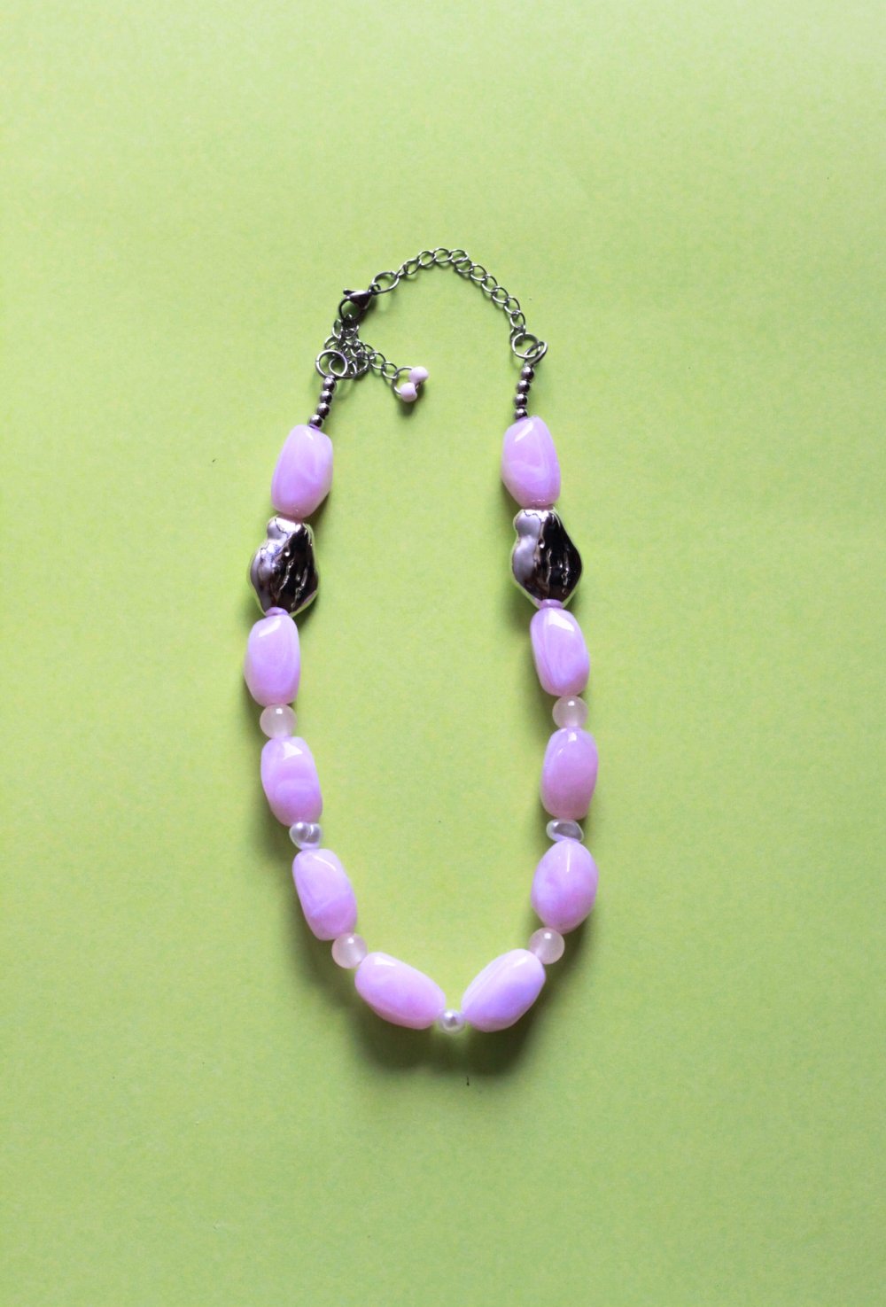 collar glicine con piedras de plástico en rosa