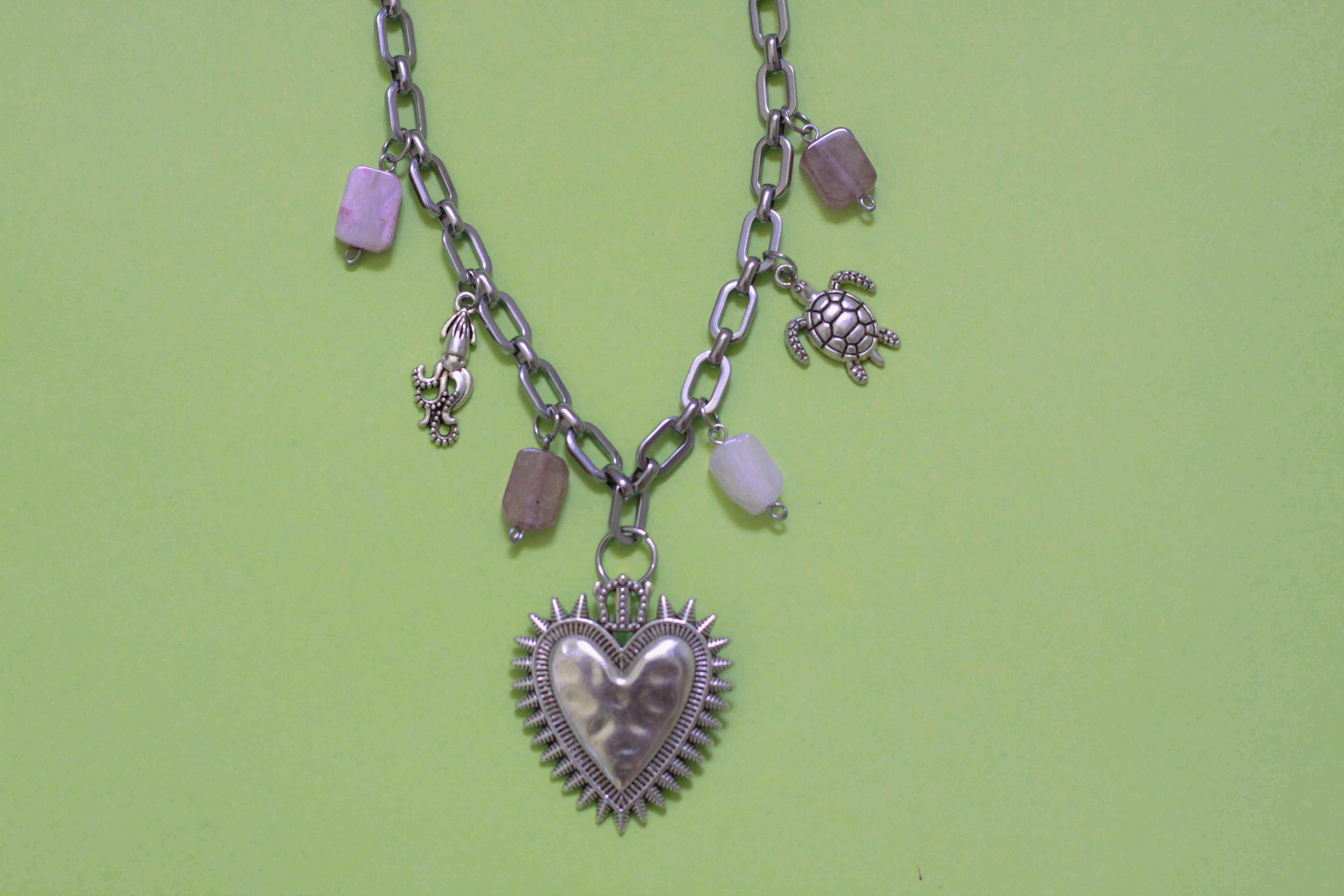 collar con cadena de acero inoxidable y dije corazón y piedras en tonos de rosa