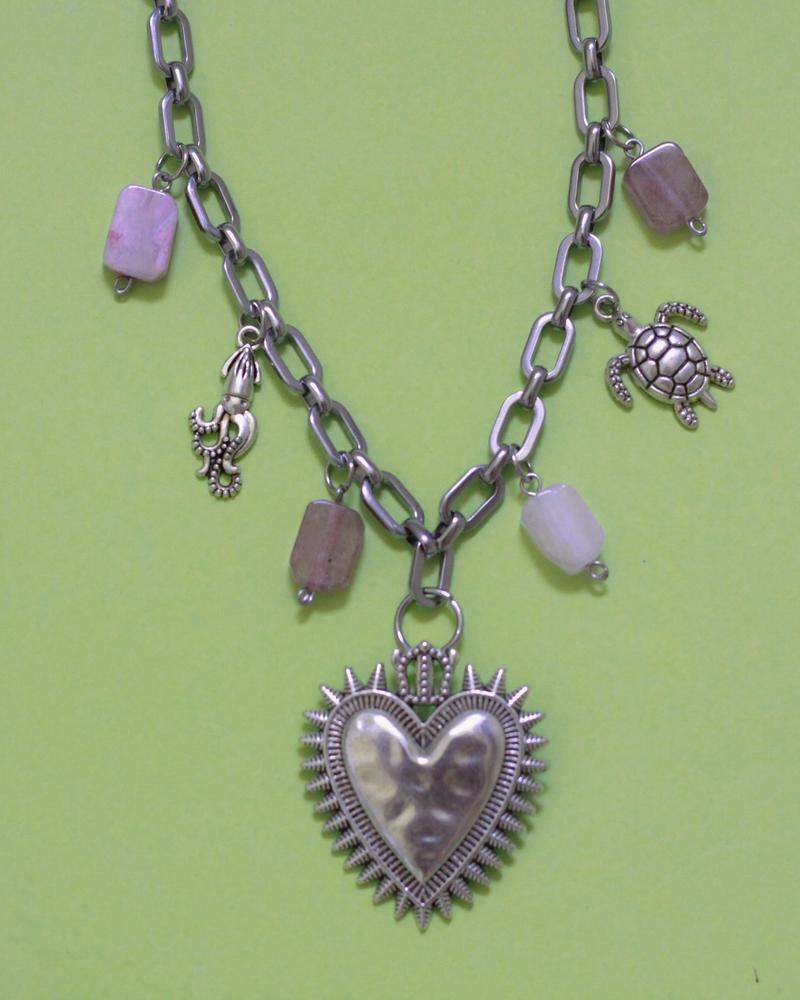 collar con cadena de acero inoxidable y dije corazón y piedras en tonos de rosa