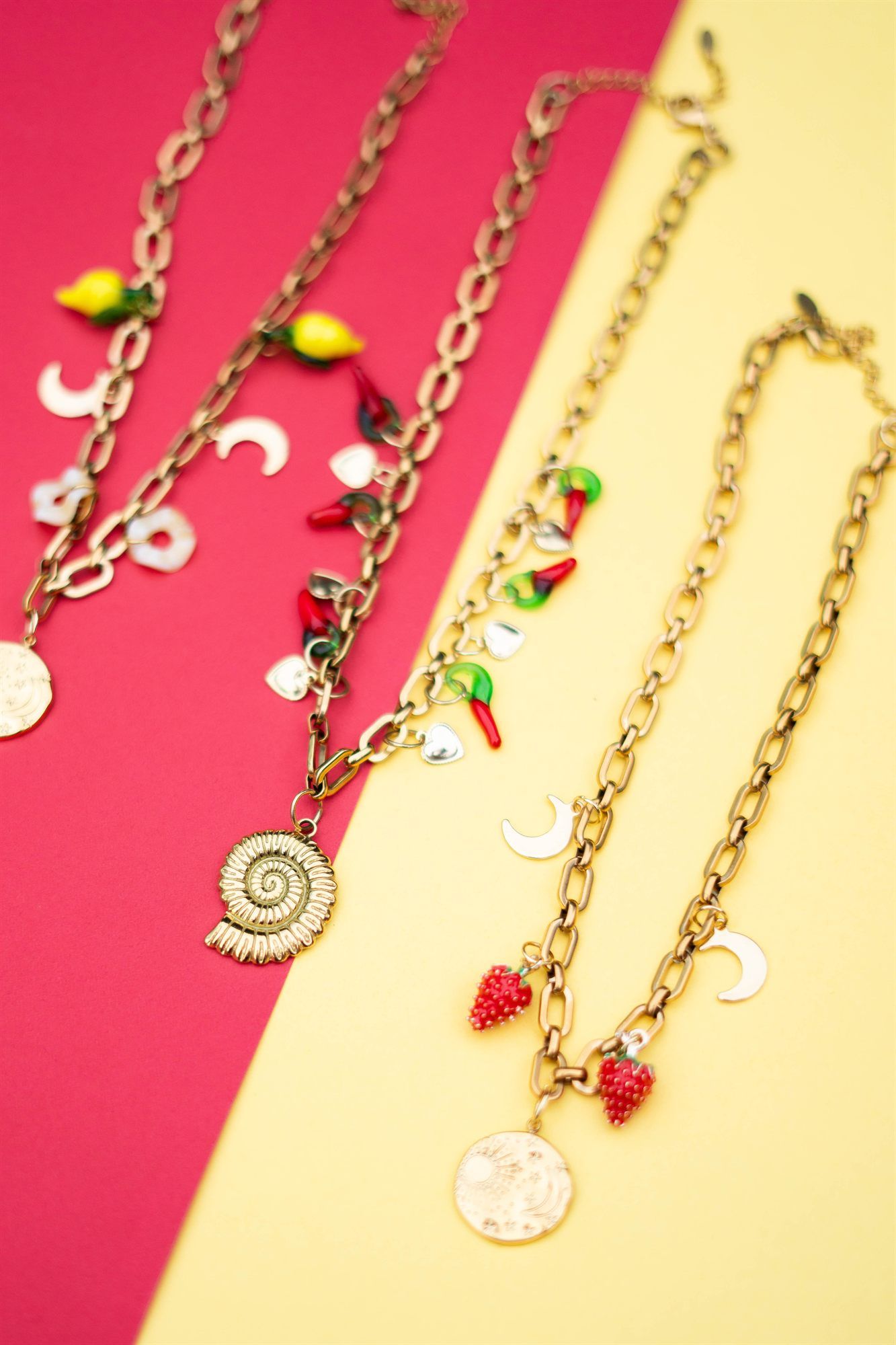 Collar largo dorado con charms de fresas, y dijes en acero inoxidable dorado
