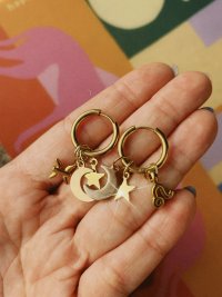 pendientes de acero dorado con dijes de acero