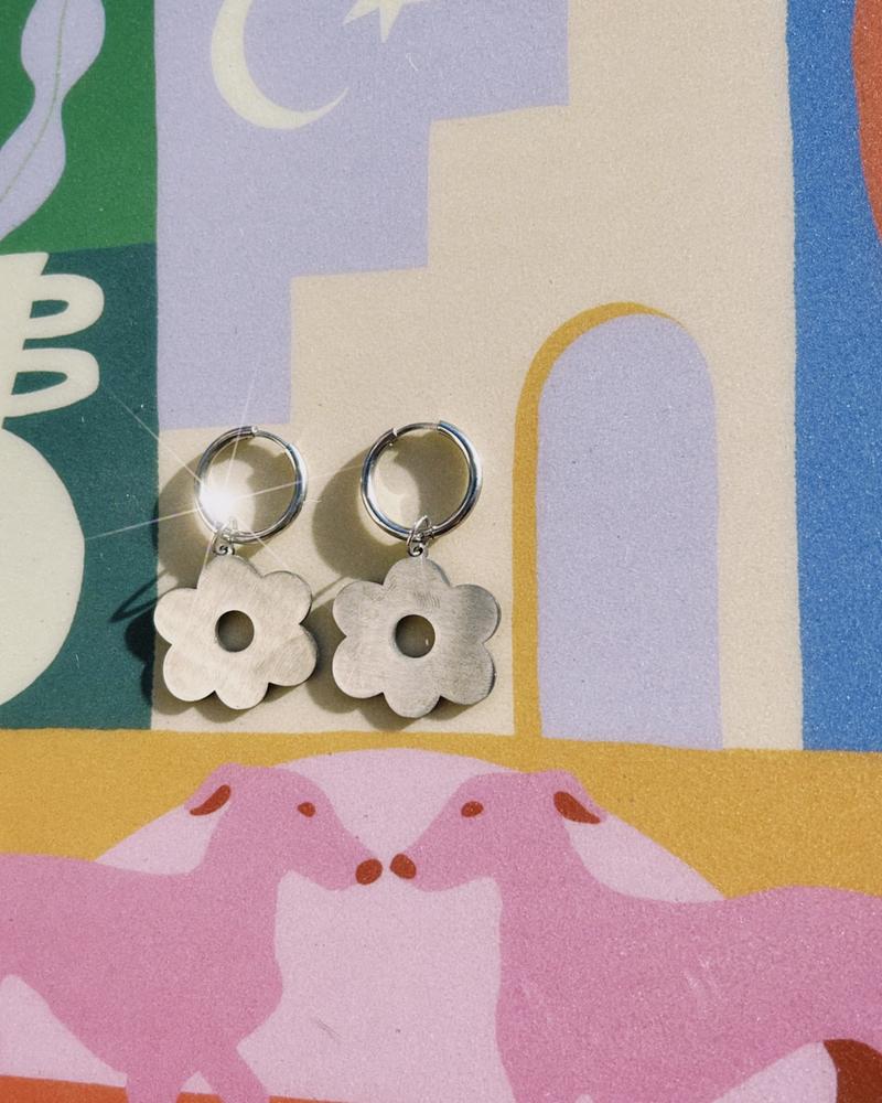 Pendientes plateados de acero inoxidable con dije de flor de acero