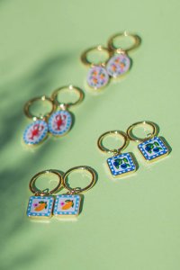 Pendientes dorados con dije de arándanos
