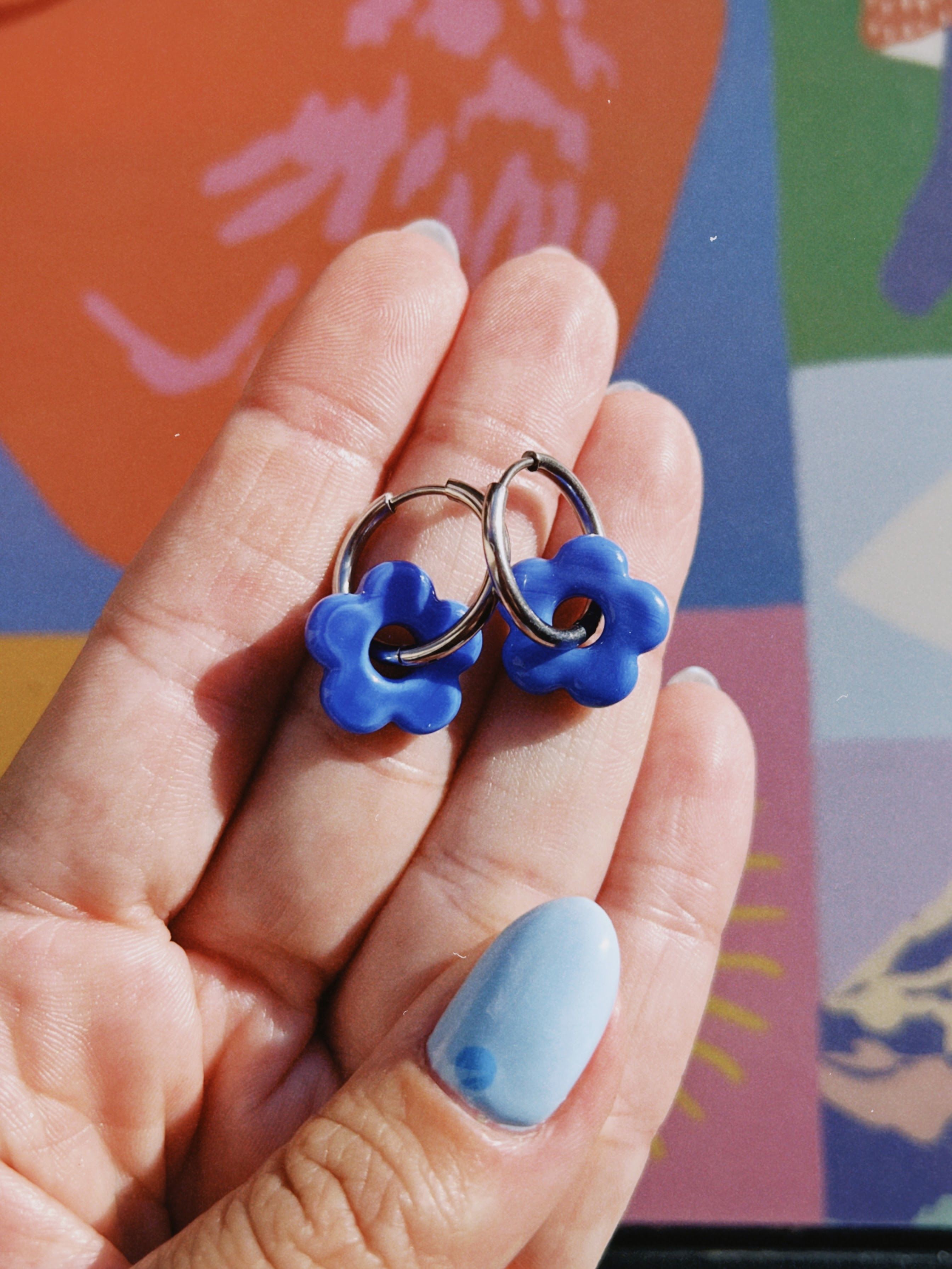 pendiente de acero inoxidable con dije de flor azul