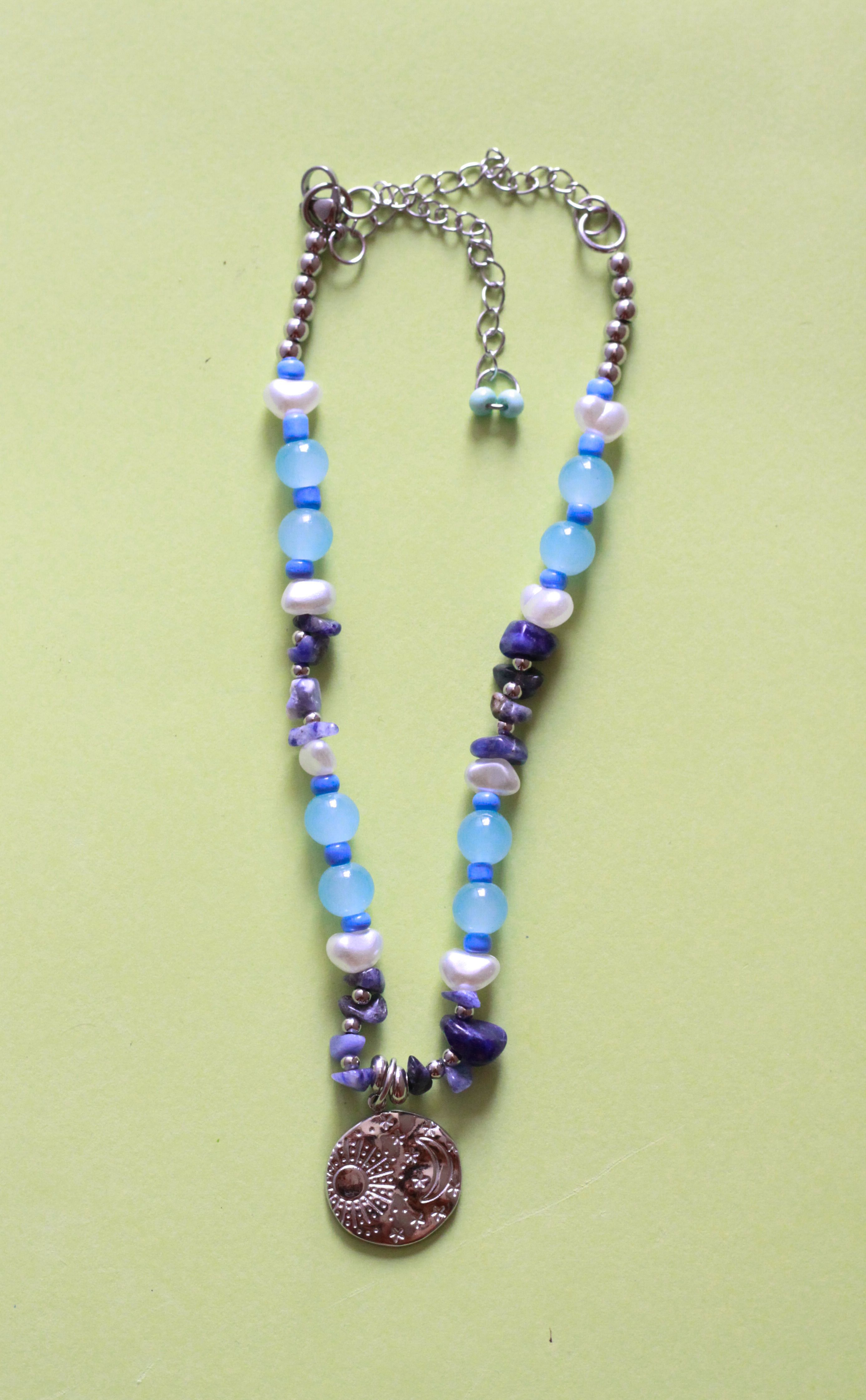 collar de piedras azules y cadena y dijes de acero inoxidable