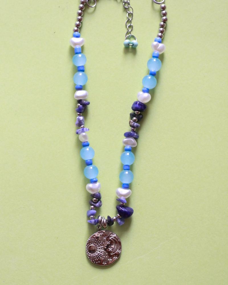 collar de piedras azules y cadena y dijes de acero inoxidable