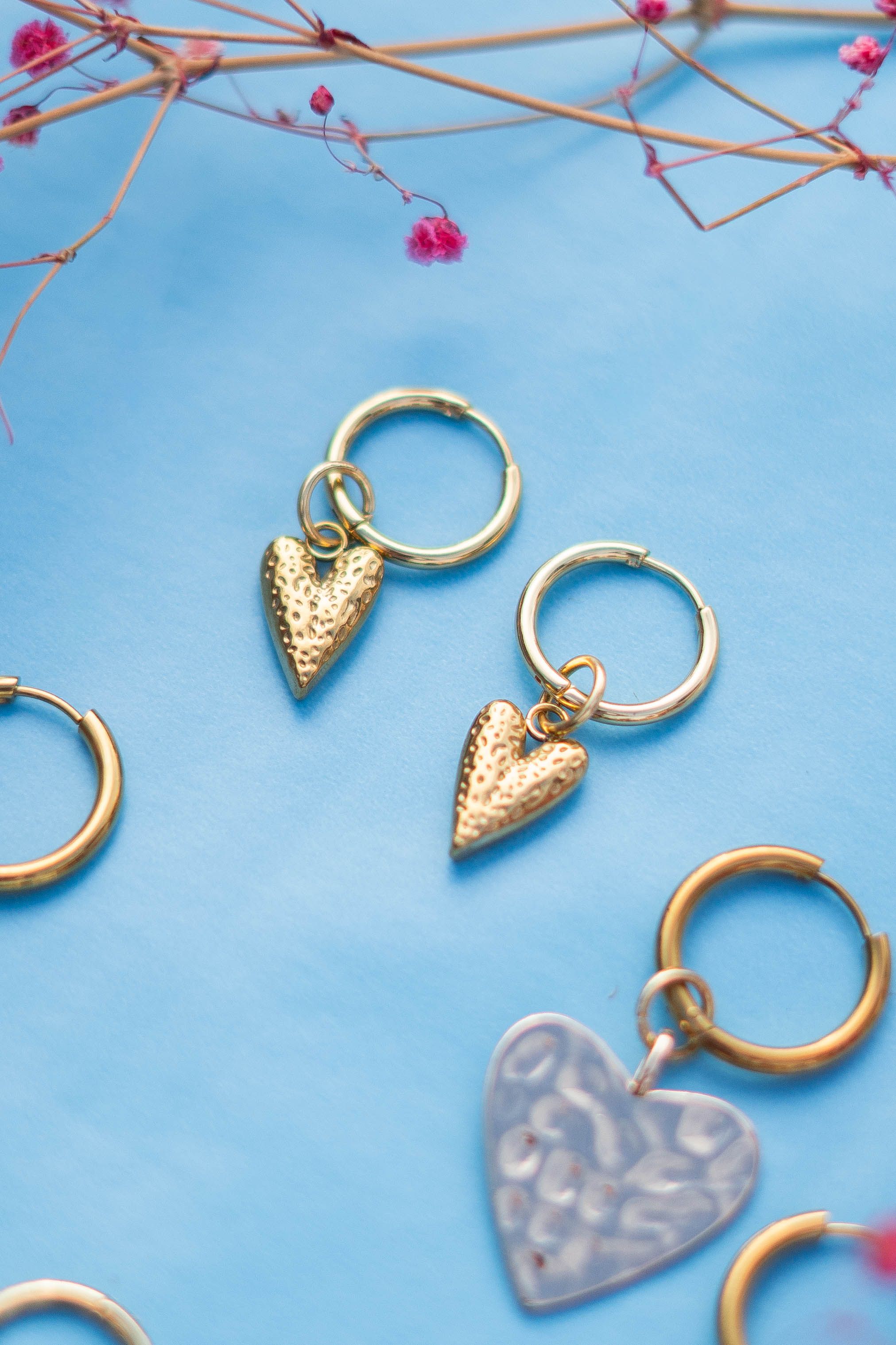Pendientes dorados de acero inoxidable con dije corazón