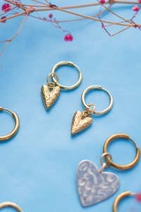Pendientes dorados de acero inoxidable con dije corazón