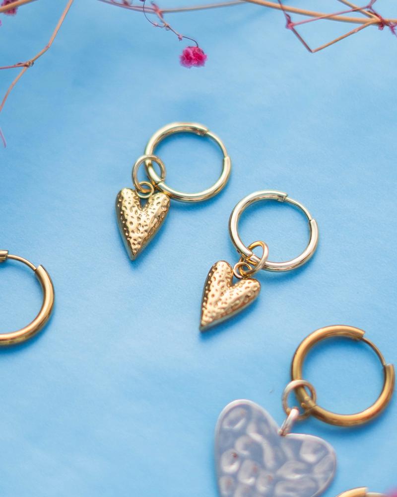 Pendientes dorados de acero inoxidable con dije corazón