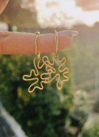 pendientes de acero dorado con dije de formas de acero inoxidable