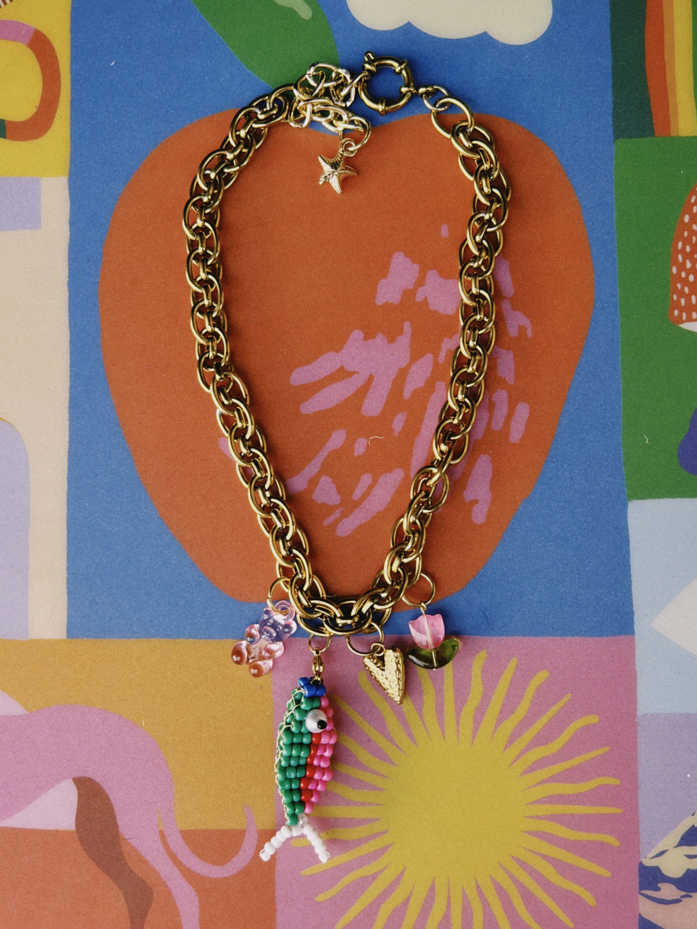 collar con cadena de acero inoxidable en dorado y charms en tonos de rosa