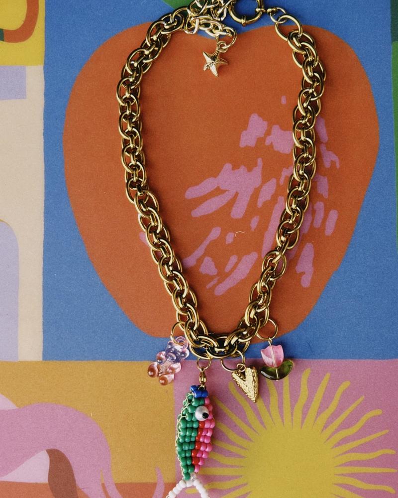collar con cadena de acero inoxidable en dorado y charms en tonos de rosa