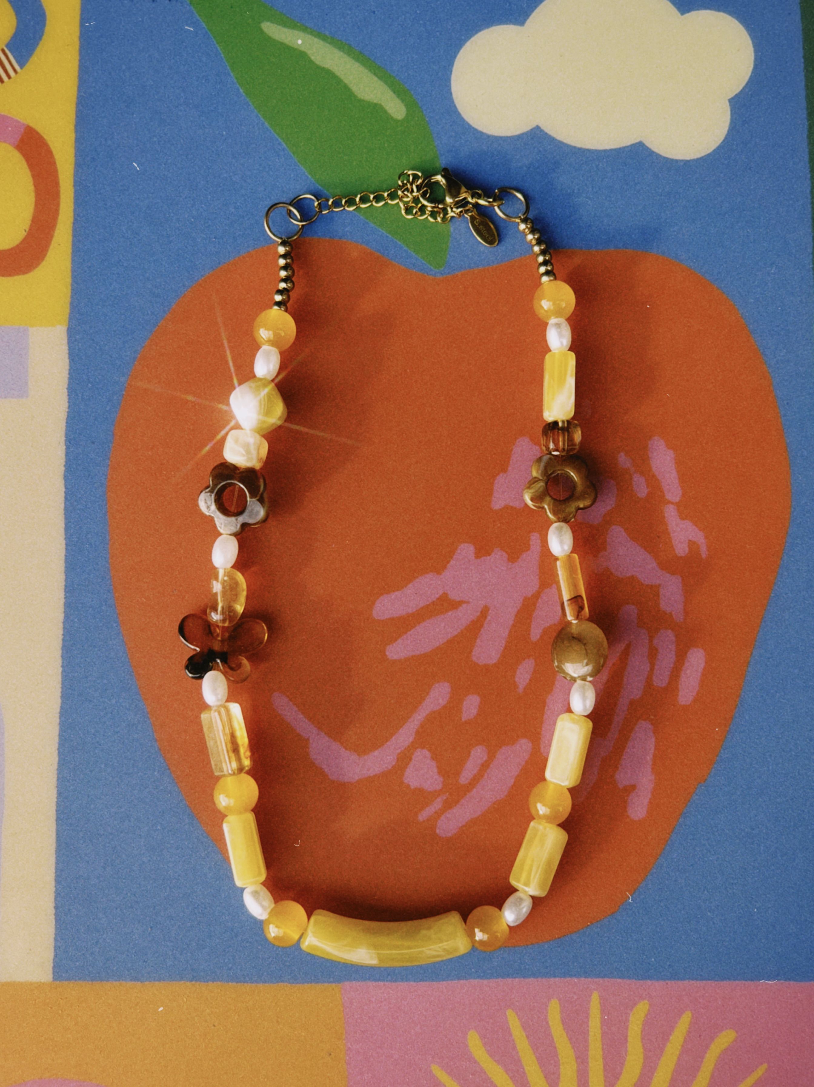 collar de cuentas en color amarillo y cadena de acero