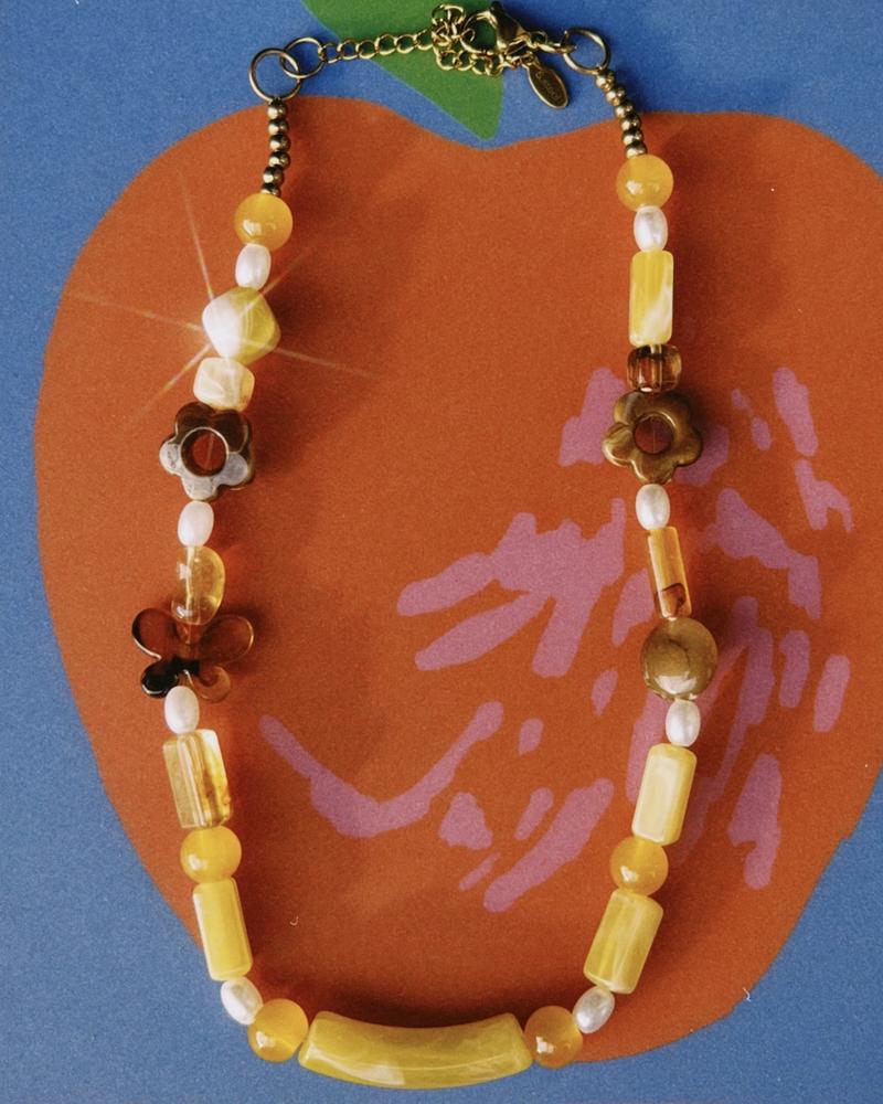 collar de cuentas en color amarillo y cadena de acero