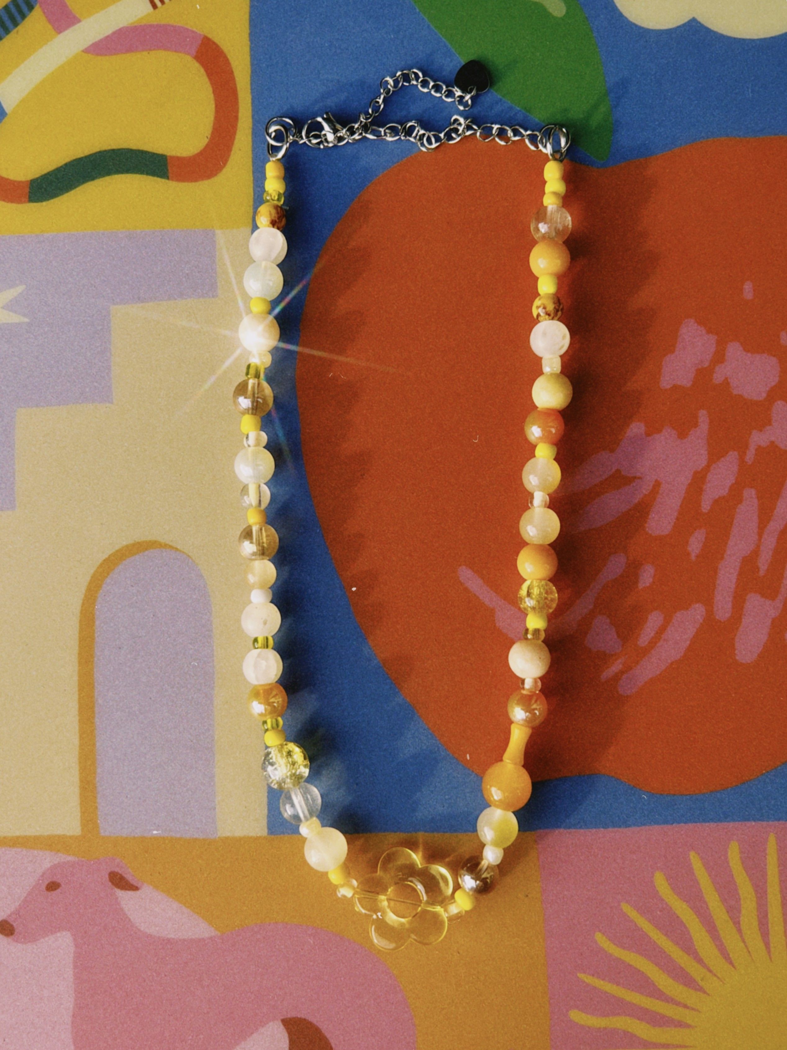 collar de piedras y cuentas en amarillo con cadena de acero inoxidable