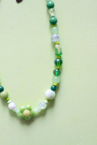 collar con piedras y cuentas en tonos de verde y cadena de acero