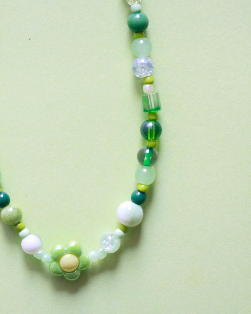 collar con piedras y cuentas en tonos de verde y cadena de acero