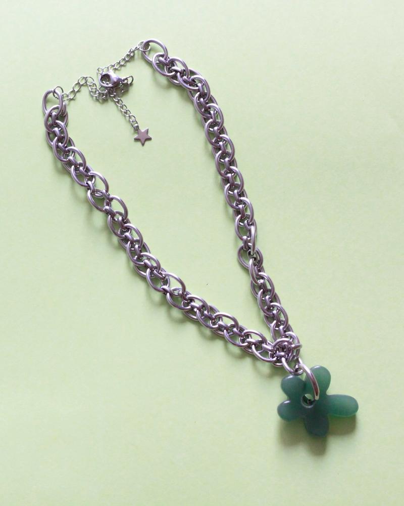 collar de cadena de acero inoxidable y flor de vidrio