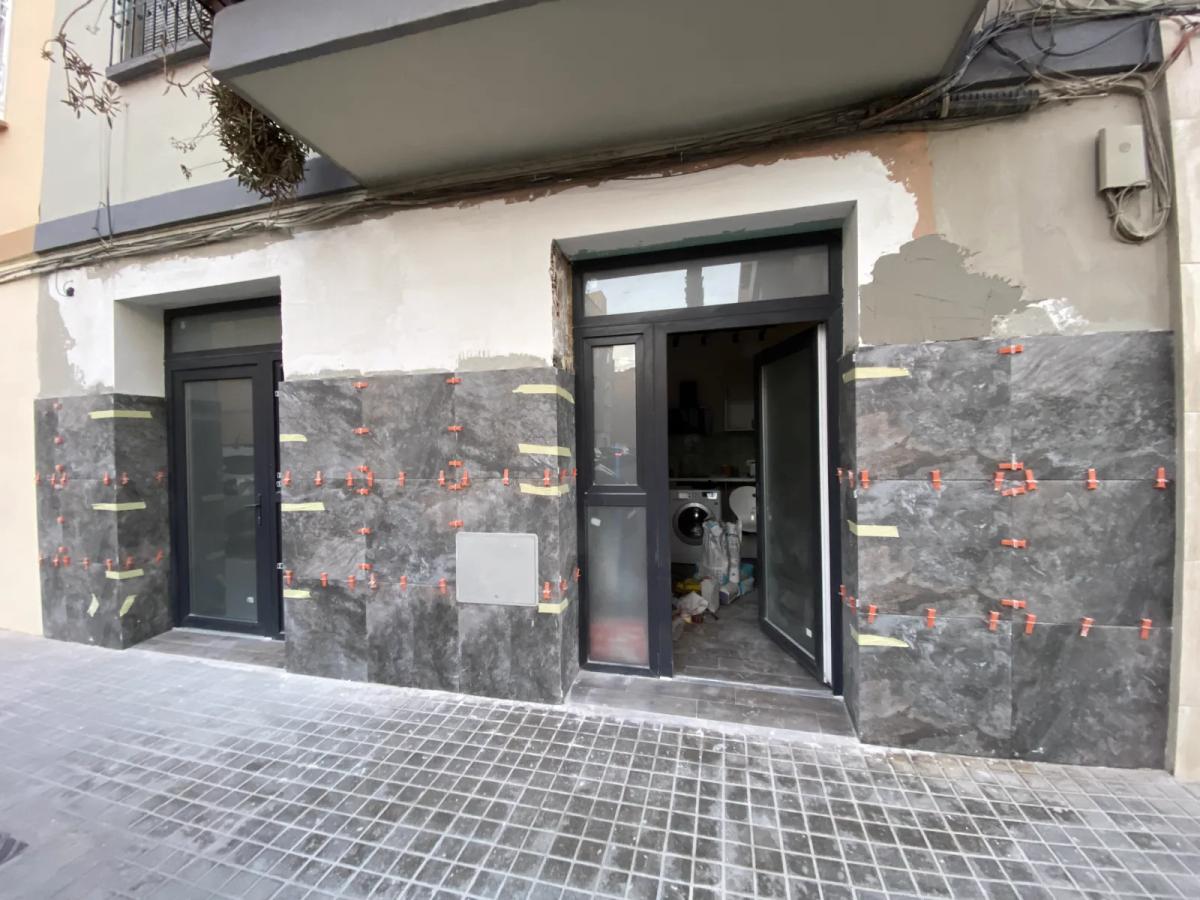Fachada de un local comercial en Valencia durante la colocación de porcelánico gran formato